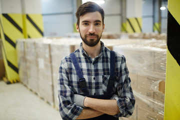 Obraz premium Young storehouse worker looking at camera