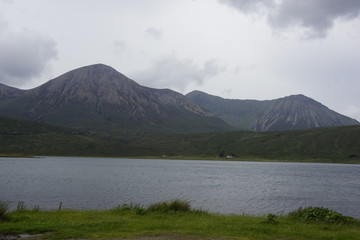 Isle of Skye, innere Hebriden, Schottland: Berg- und Seenlandschaft an einem regnerischen Tag