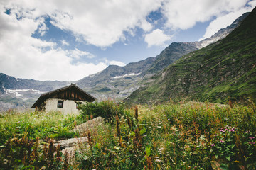 Fototapeta na wymiar Haus in Südtirol, Italien, mit Dolomiten im Hintergrund