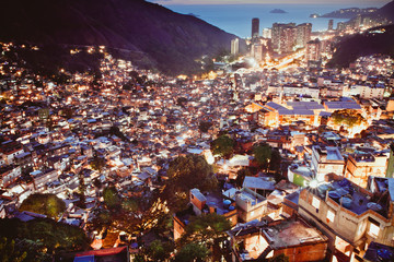 Favela Rocinha in Rio de Janeiro, Brasilien, leuchtet in der Nacht 