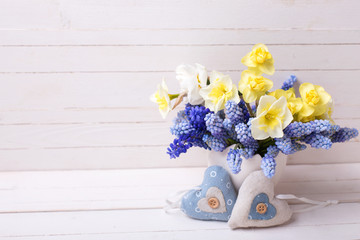  Blue muscaries and yellow narcissus flowers in vase and  two decorative hearts