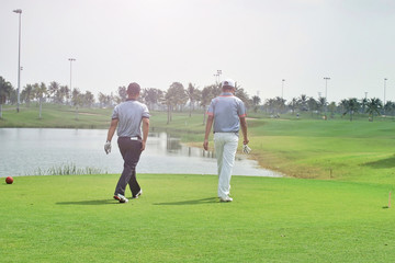 Obraz premium Man golf is a sport requiring heat tolerance.