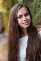 Naklejka premium Portret piękna brunetki dziewczyna