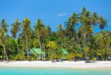 Raamstickers Tropisch strand Palmbomen op prachtig tropisch strand op het eiland Koh Kood in Thailand