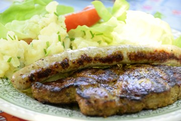 Steak mit Bratwurst und Kartoffelsalat