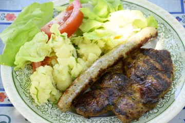 Steak mit Bratwurst und Kartoffelsalat