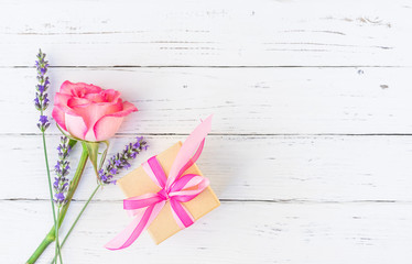 Geschenk mit Schleife und Blumen zum Geburtstag 