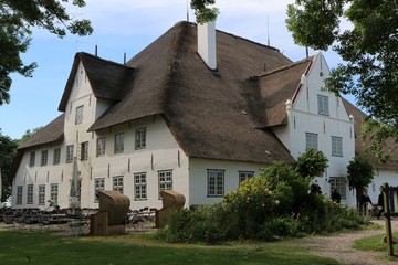 Roter Haubarg, historischer Bauernhof, Nordfriesland auf der Halbinsel Eiderstedt bei Witzwort an der Nordsee in Schleswig-Holstein