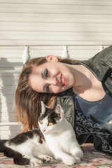 mujer sonriente con un gatito