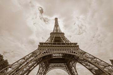 Fototapeta na wymiar Eiffel tower in Paris against clouds