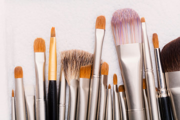 Makeup brushes with natural and synthetic fluff