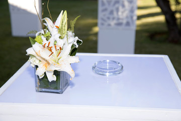 vase avec fleurs dans le jardin