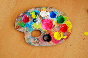 palette mélange couleurs sur table