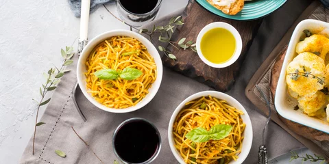 Crédence de cuisine en verre imprimé Plats de repas Lunch with curry pasta noodles in bowls and vegetables with turmeric