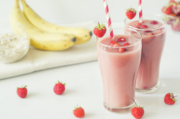 Strawberry smoothies with banana and oatmeal