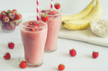 Strawberry smoothies with banana and oatmeal