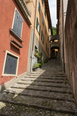 Fototapeta na wymiar Ruelle et escaliers de Varenna