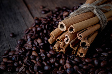 Coffee beans with cinnamon A mixture of popular drinks.