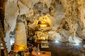 Obraz premium Beautiful Stalactites on the Trails inside the Muang On Cave Chiang Mai, Thailand.