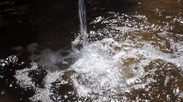 wasserstrahl im brunnen, von oben