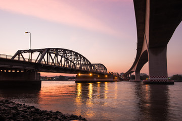 Obraz premium Krung Thep Bridge or Bangkok Bridge, the metal bridge over Chao Phraya River