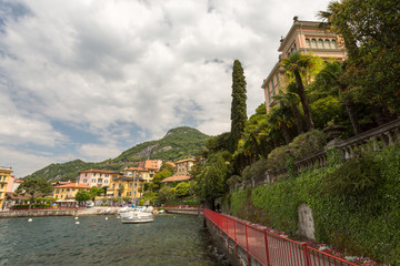 Promenade du lac &agrave; Varenna