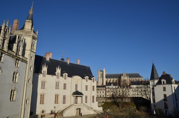 Fototapeta na wymiar Grands logis renaissance du château des ducs de Bretagne avec cathédrale de Nantes