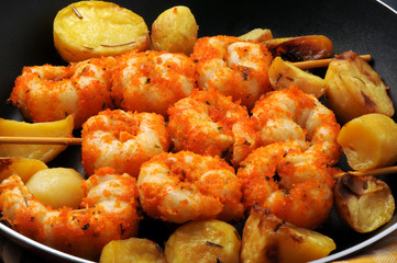 Shrimp skewers with potatoes Brochetas de camarones con patatas Spiedini di gamberi con patate Garnelenspieße mit Kartoffeln Szaszłyki z krewetek z 虾串与土豆 ziemniakami 