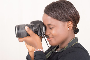 femme photographiant avec un appareil photo num&eacute;rique