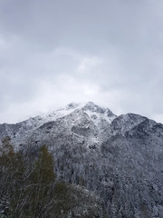 Bergspitze k&uuml;sst Wolken