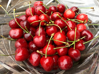 Frische Kirschen in einer Glasschüssel
