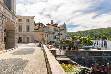 B&acirc;timents, fa&ccedil;ade et embarcad&egrave;re sur l'&icirc;le