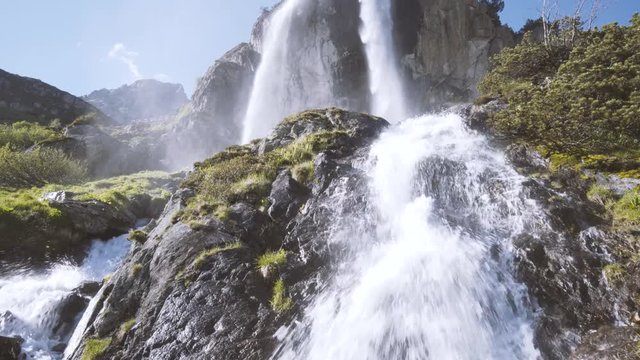Wasserfall in den schweizer Alpen - Naturbelassene Berglandschaft mit dem Element Wasser in der Schweiz