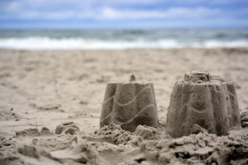 Fototapeta na wymiar Plaża z babkami z piasku