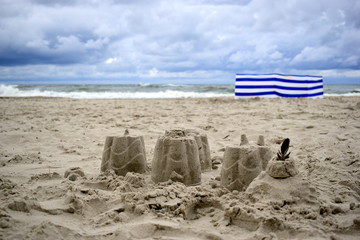 Plaża z parawanem i babkami z piasku