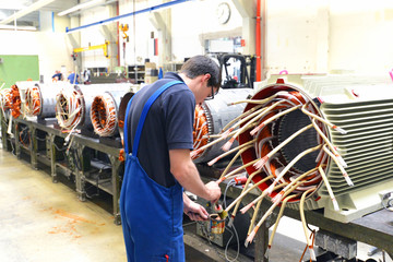 Techniker im Motorenbau in einer Fabrik - Montage eines Antriebes // Engineer in engine manufacture in a factory
