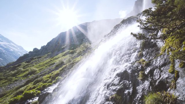 Wasserfall in den schweizer Alpen - Naturbelassene Berglandschaft mit dem Element Wasser in der Schweiz