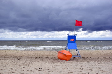 Zakaz kąpieli nad morzem - czerwona flaga