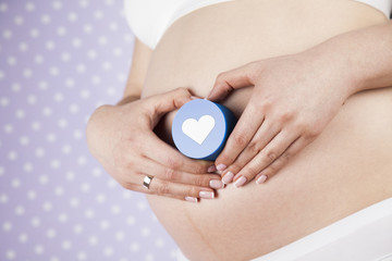 Fototapeta na wymiar Pregnant woman holding a heart