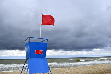Zakaz kąpieli nad morzem - czerwona flaga - obrazy, fototapety, plakaty