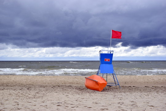 Fototapeta Zakaz kąpieli nad morzem - czerwona flaga