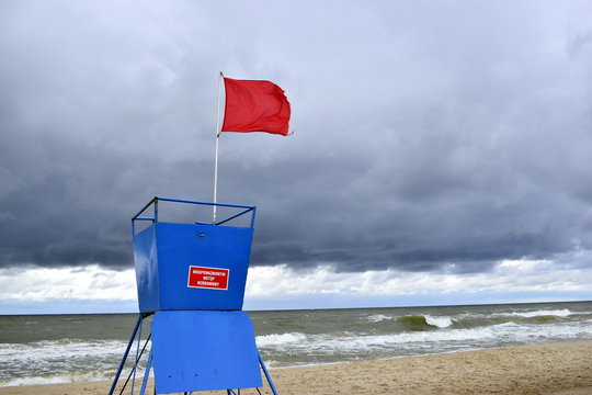 Fototapeta Zakaz kąpieli nad morzem - czerwona flaga