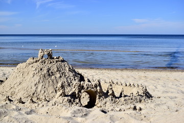 Plaża nad morzem i zamek z piasku