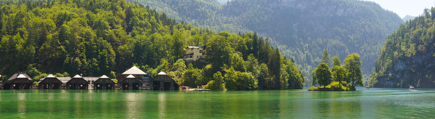 Fototapeta premium Panorama sommerlicher Königssee in den bayrischen Alpen