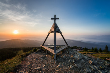Naklejka premium Sonnenaufgang über den Bergen Kärntens