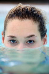 Junge Frau taucht in einem Pool auf © C. Strom