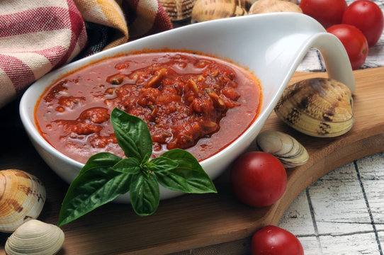 Saus med muslinger M&aacute;rt&aacute;ssal kagyl&oacute;val Sugo alle vongole Sauce mit Muscheln with clams Salsa con almejas Molho com moluscos Umak s &scaron;koljkama Sos z małży 조개 소스
