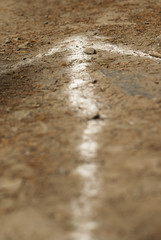 Pfeil aus Kreide auf einem Waldweg als Kennzeichnung für Wanderer