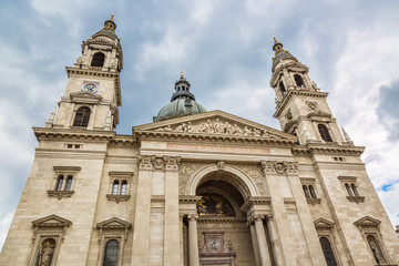 Fototapeta na wymiar St. Stephens Basilica in Budapest, Hungary and cloudy sky