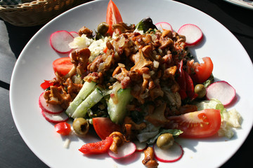 lifestyle, gemischter, salatteller, frische, pfifferlinge, oliven, anlasser, board, werbetafel, modern, neu